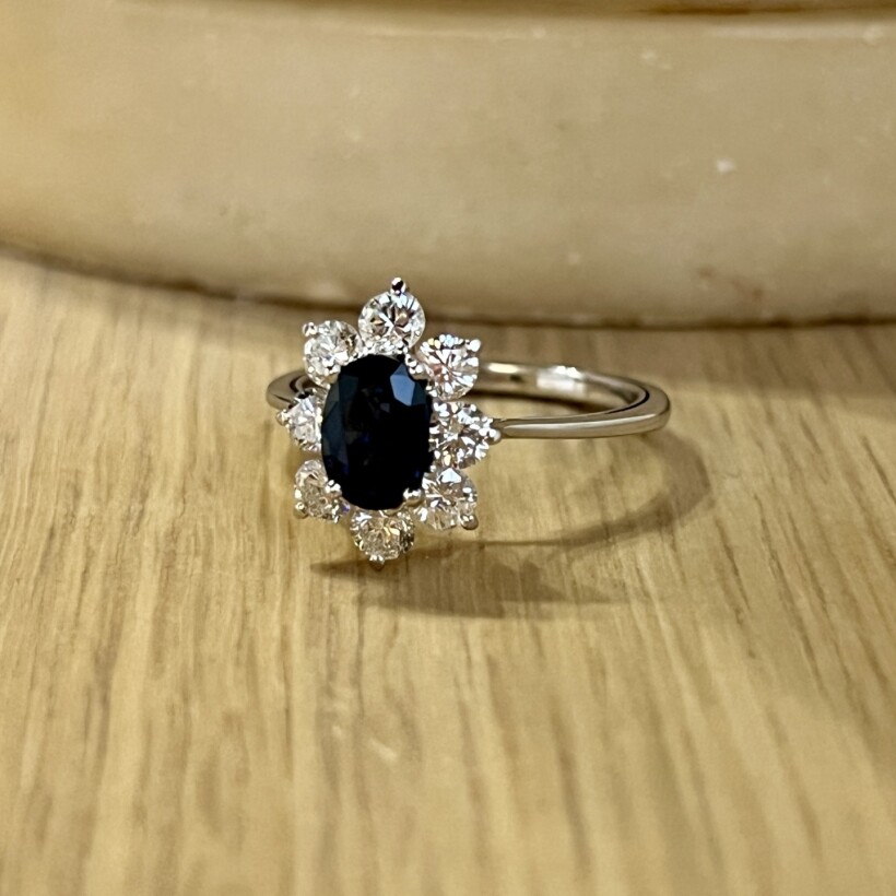 Bague Marguerite en or blanc, saphir de taille ovale de 0,70 carat et diamants