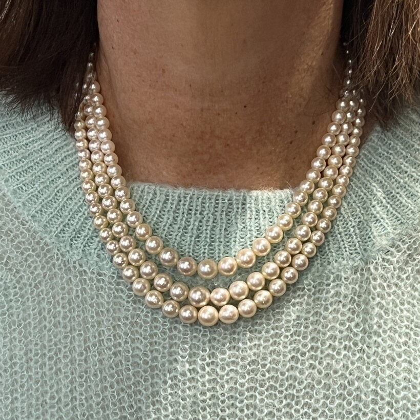 Collier 3 rangs en perles de culture. Fermoir Art Déco en platine et diamants de taille ancienne vers 1930