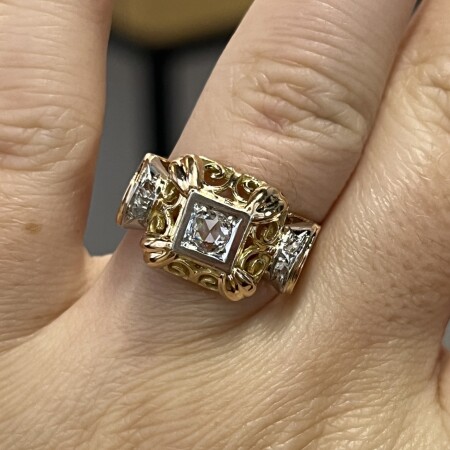 Bague Tank en or jaune, platine et diamants de taille rose vers 1940