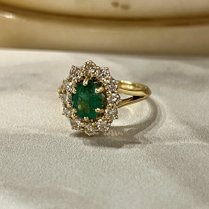 Bague Marguerite en or jaune, émeraude de taille ovale de 0,70 carat et diamants