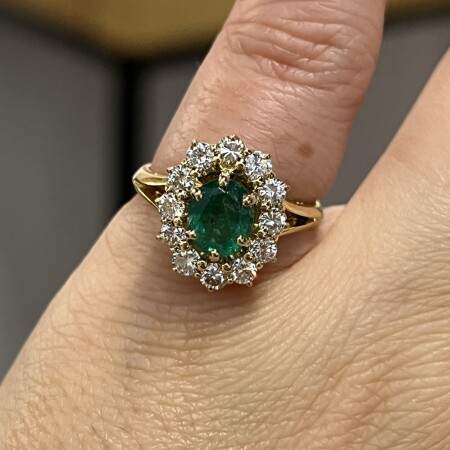 Bague Marguerite en or jaune, émeraude de taille ovale de 0,70 carat et diamants