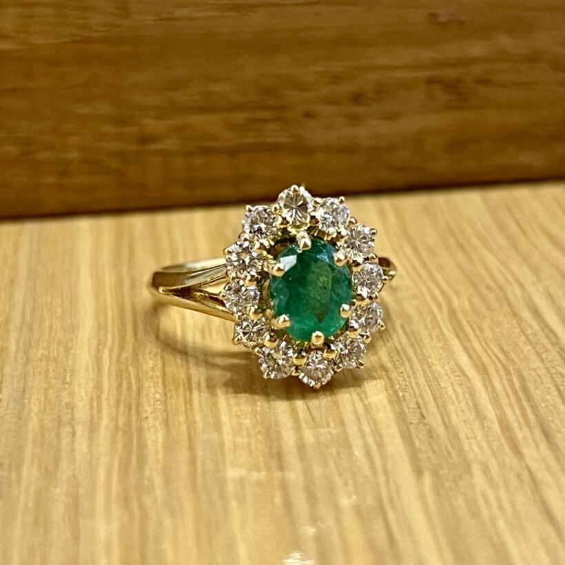 Bague Marguerite en or jaune, émeraude de taille ovale de 0,70 carat et diamants