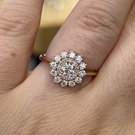 Bague Marguerite en or rose, diamant central de 0,31 carat et diamants