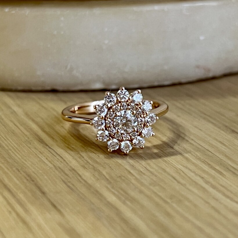 Bague Marguerite en or rose, diamant central de 0,31 carat et diamants