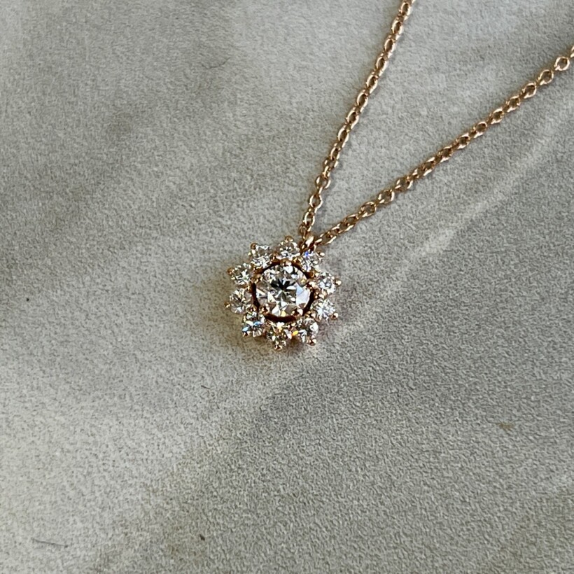 Collier Marguerite en or rose, diamant central de 0,20 carat et diamants