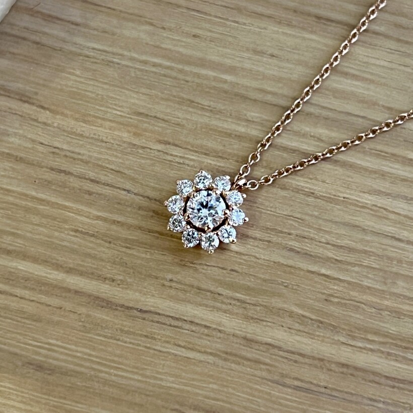 Collier Marguerite en or rose, diamant central de 0,20 carat et diamants