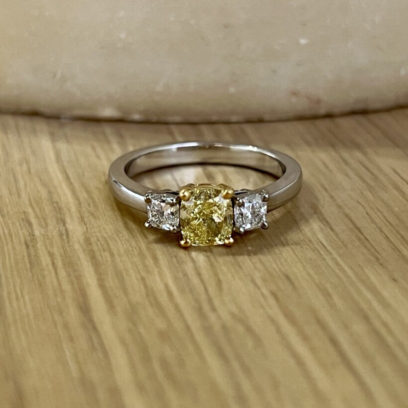 Bague Olympe en or blanc, en or jaune, diamant jaune de taille coussin de 1,03 carat et diamants