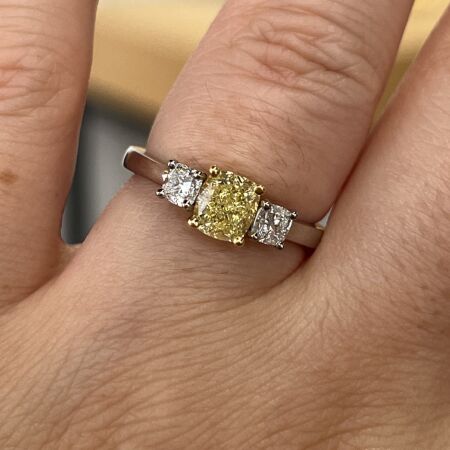 Bague Olympe en or blanc, en or jaune, diamant jaune de taille coussin de 1,03 carat et diamants