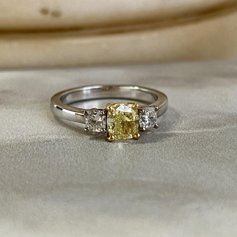 Bague Olympe en or blanc, en or jaune, diamant jaune de taille coussin de 1,03 carat et diamants