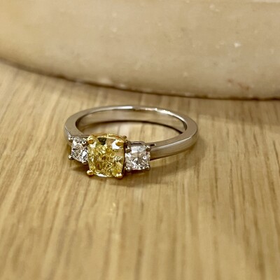 Bague Olympe en or blanc, en or jaune, diamant jaune de taille coussin de 1,03 carat et diamants