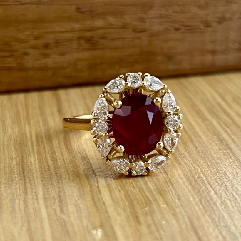 Bague en or jaune, rubis de taille ovale de 2,77 carats, diamants de taille poire et diamants