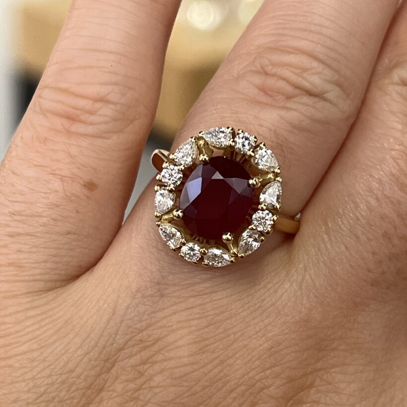 Bague en or jaune, rubis de taille ovale de 2,77 carats, diamants de taille poire et diamants