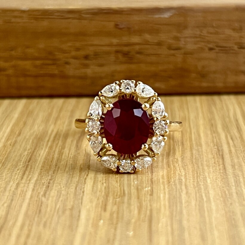 Bague en or jaune, rubis de taille ovale de 2,77 carats, diamants de taille poire et diamants