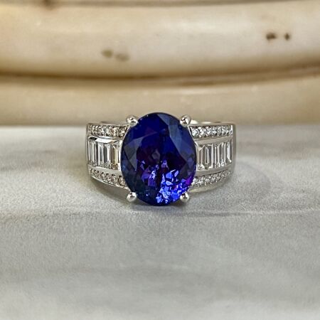 Bague Tanzanie en or blanc, tanzanite de taille ovale de 6,11 carats, diamants de taille baguette et diamants