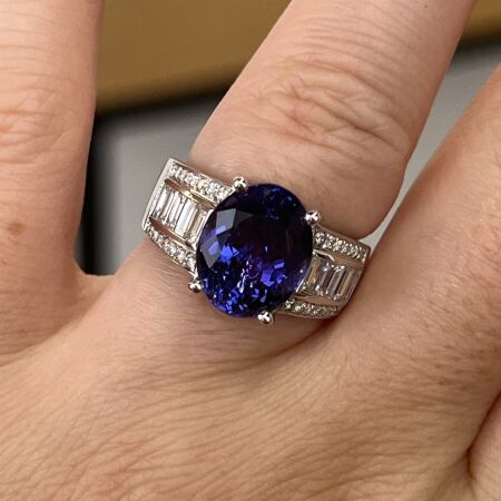 Bague Tanzanie en or blanc, tanzanite de taille ovale de 6,11 carats, diamants de taille baguette et diamants