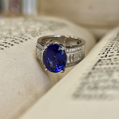 Bague Tanzanie en or blanc, tanzanite de taille ovale de 6,11 carats, diamants de taille baguette et diamants