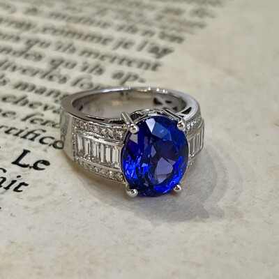 Bague Tanzanie en or blanc, tanzanite de taille ovale de 6,11 carats, diamants de taille baguette et diamants