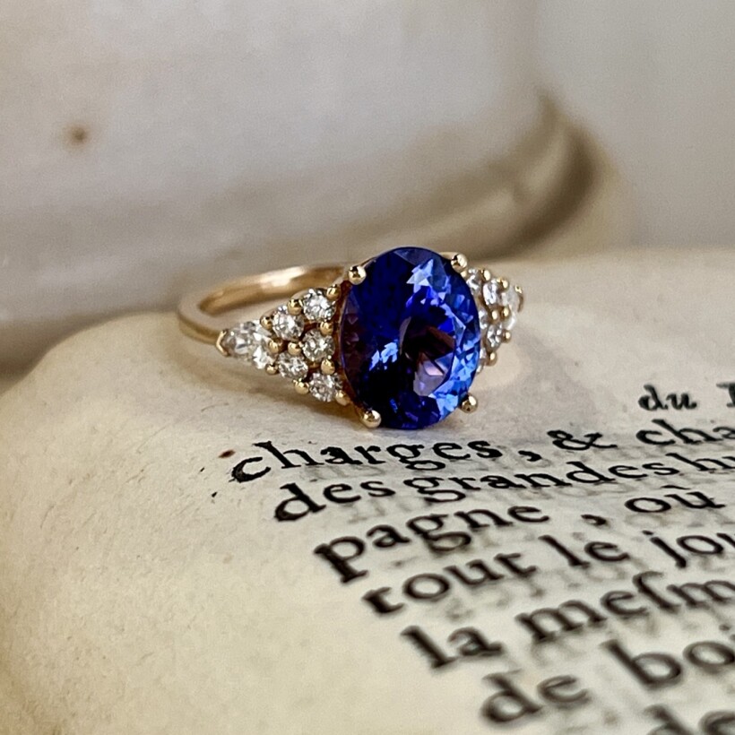 Bague Tanzanie en or rose, tanzanite de taille ovale de 3,11 carats, diamants de taille poire et diamants