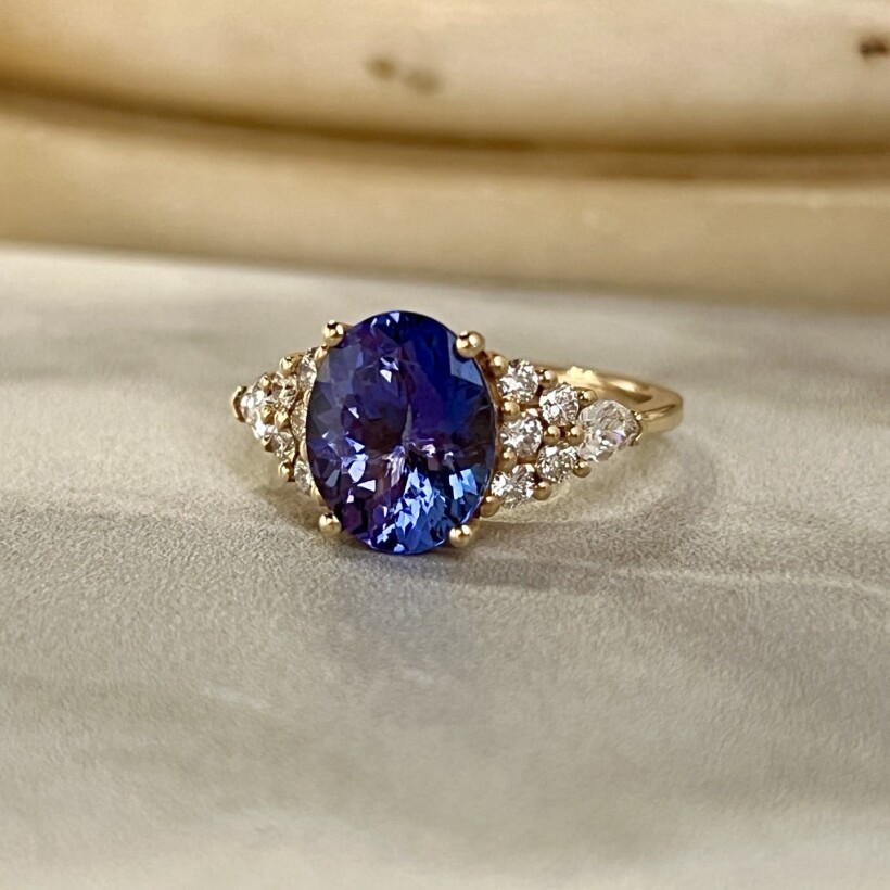 Bague Tanzanie en or rose, tanzanite de taille ovale de 3,11 carats, diamants de taille poire et diamants