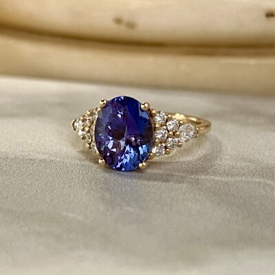 Bague Tanzanie en or rose, tanzanite de taille ovale de 3,11 carats, diamants de taille poire et diamants