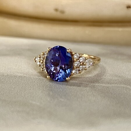 Bague Tanzanie en or rose, tanzanite de taille ovale de 3,11 carats, diamants de taille poire et diamants