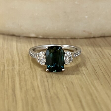 Bague en or blanc, saphir vert de taille coussin de 2,25 carats, diamants de taille ovale et diamants