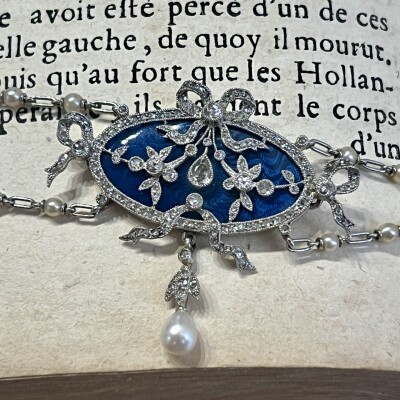 Collier Belle Epoque en or blanc, platine, email, perles fines, diamants de taille ancienne et diamants de taille rose vers 1919