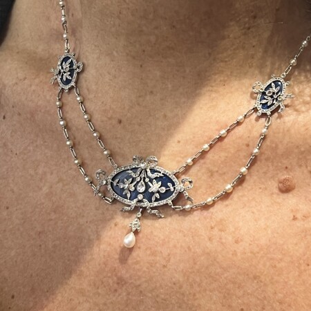 Collier Belle Epoque en or blanc, platine, email, perles fines, diamants de taille ancienne et diamants de taille rose vers 1919