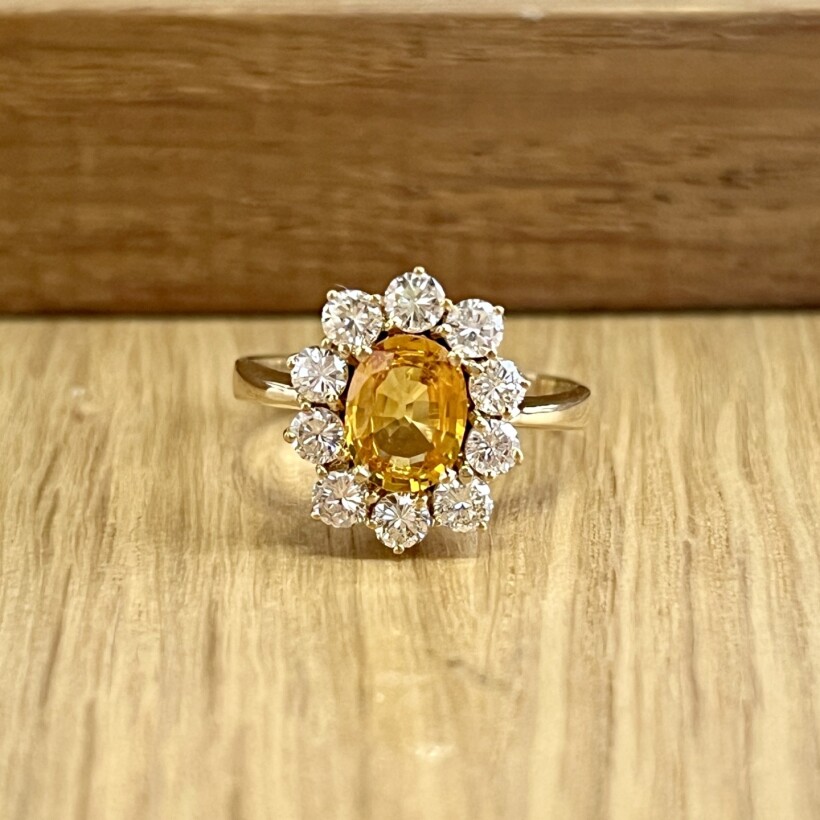 Bague Marguerite en or jaune, saphir jaune de taille ovale de 1,80 carat et diamants