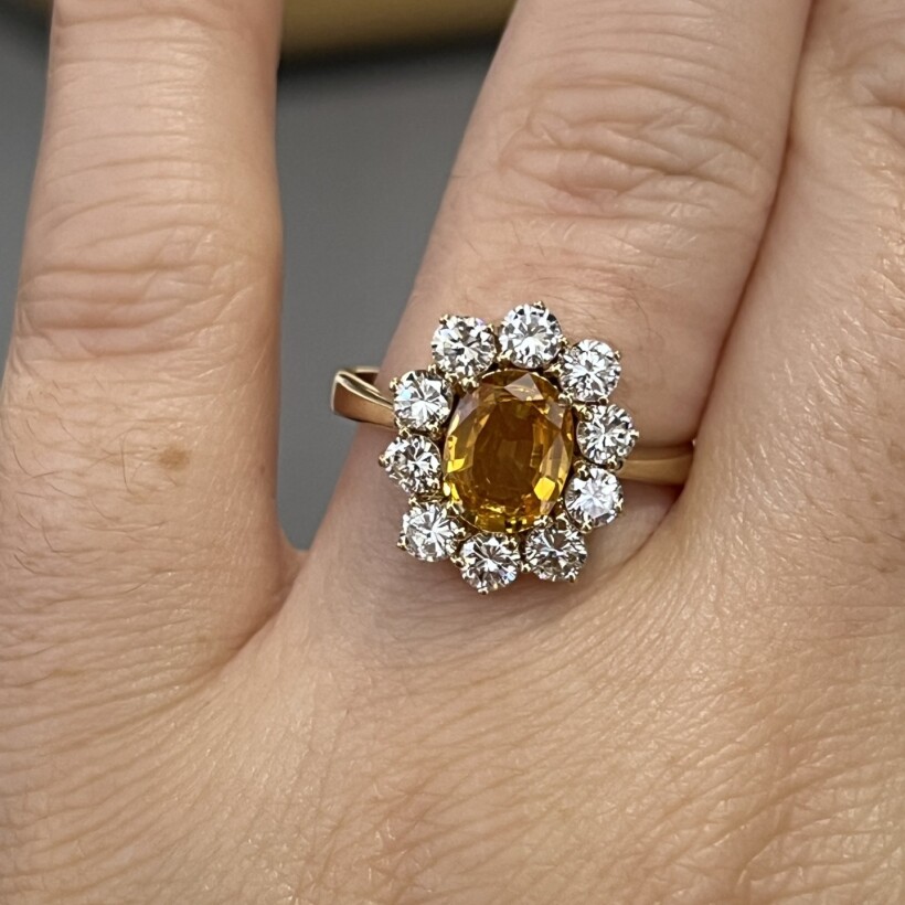 Bague Marguerite en or jaune, saphir jaune de taille ovale de 1,80 carat et diamants