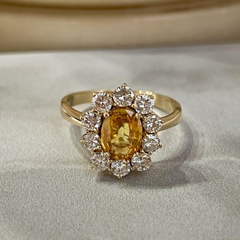 Bague Marguerite en or jaune, saphir jaune de taille ovale de 1,80 carat et diamants