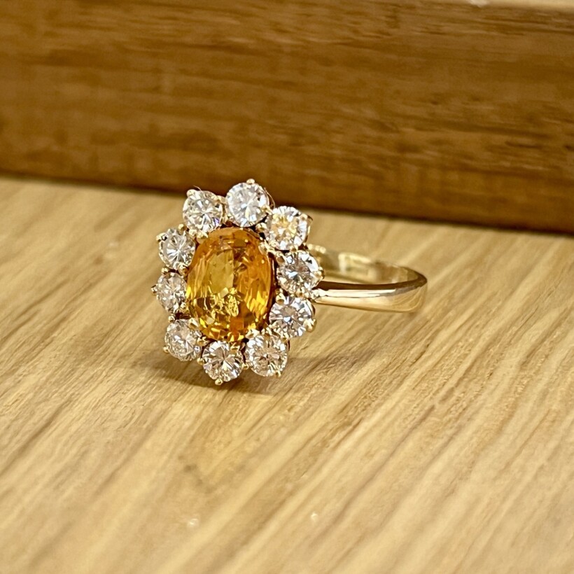 Bague Marguerite en or jaune, saphir jaune de taille ovale de 1,80 carat et diamants