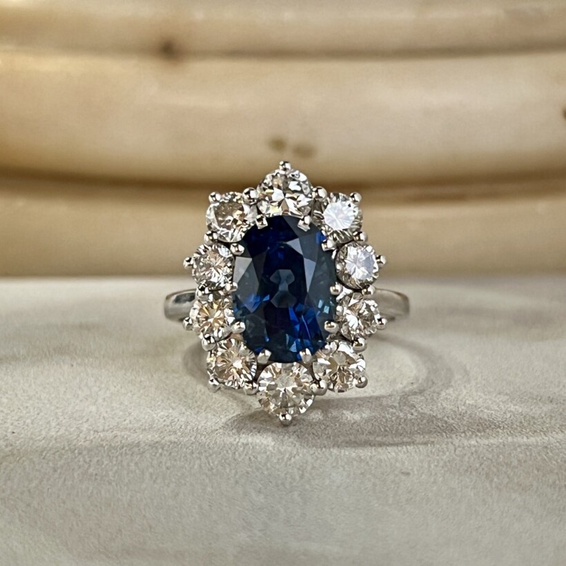 Bague Marguerite en or blanc, saphir de taille ovale de 2,80 carats et diamants