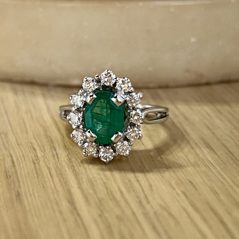 Bague Marguerite en or blanc, émeraude de taille ovale de 1,20 carat et diamants