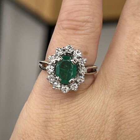 Bague Marguerite en or blanc, émeraude de taille ovale de 1,20 carat et diamants