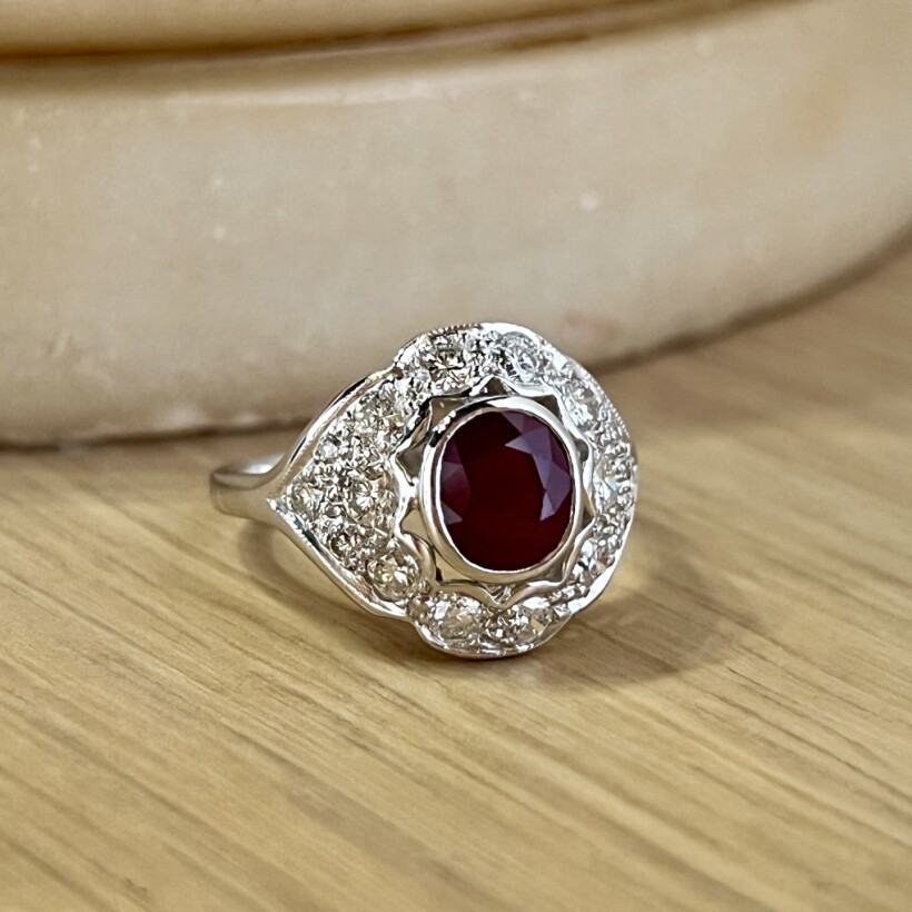 Bague en or blanc, rubis de taille ovale de 1 carat et diamants