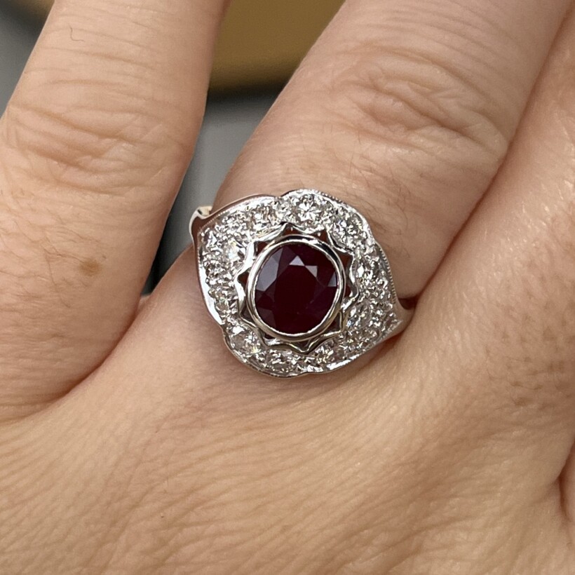 Bague en or blanc, rubis de taille ovale de 1 carat et diamants