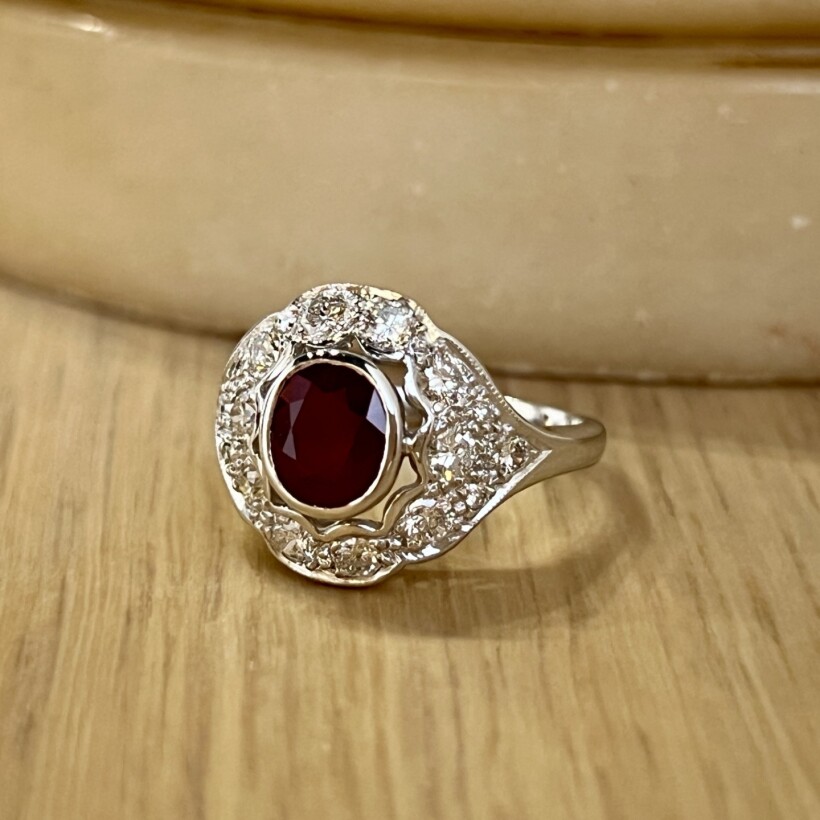 Bague en or blanc, rubis de taille ovale de 1 carat et diamants