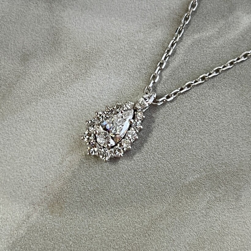 Collier en or blanc, diamant de taille poire de 0,45 carat, diamant de taille marquise et diamants