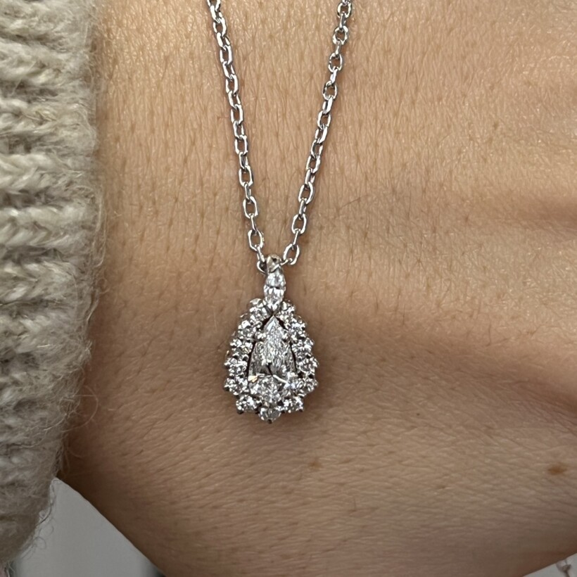 Collier en or blanc, diamant de taille poire de 0,45 carat, diamant de taille marquise et diamants