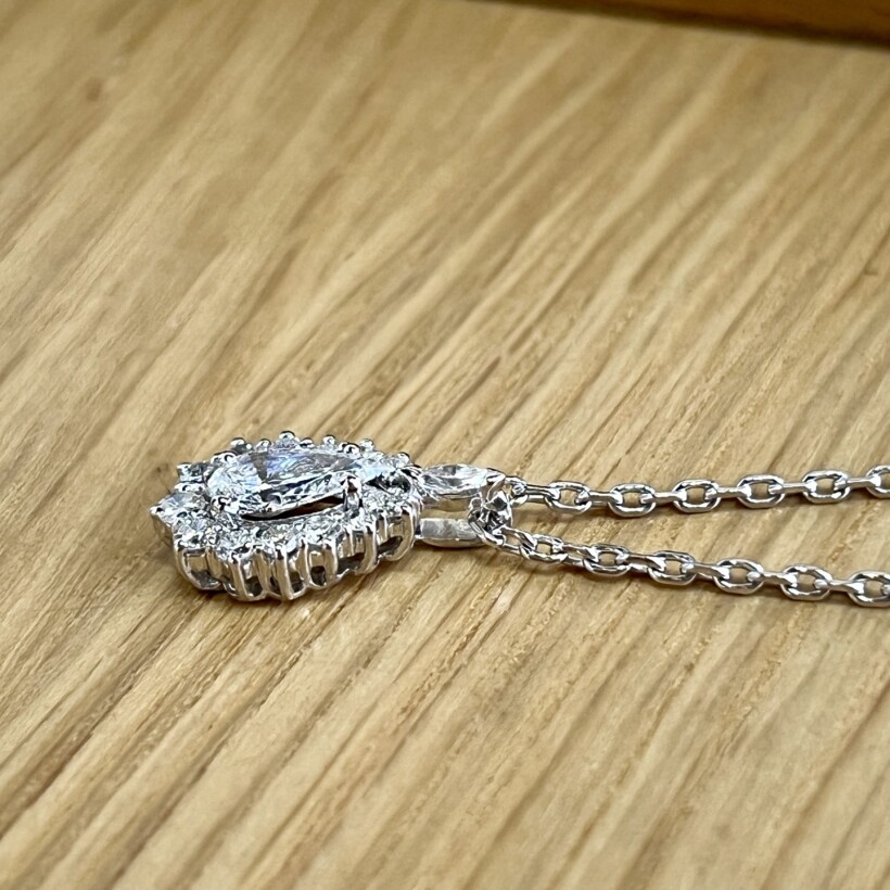 Collier en or blanc, diamant de taille poire de 0,45 carat, diamant de taille marquise et diamants