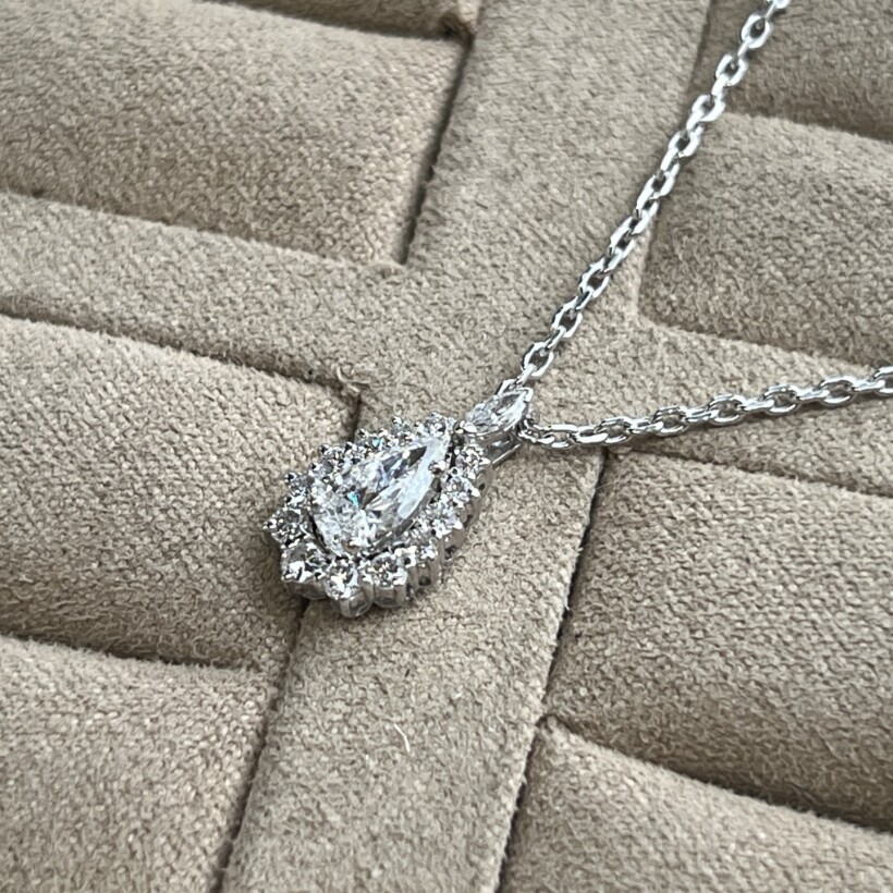 Collier en or blanc, diamant de taille poire de 0,45 carat, diamant de taille marquise et diamants