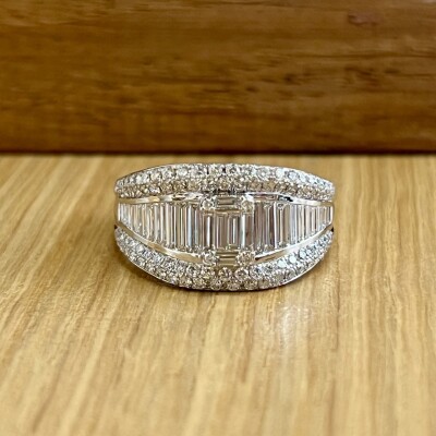 Bague en or blanc, diamants de taille baguette et diamants