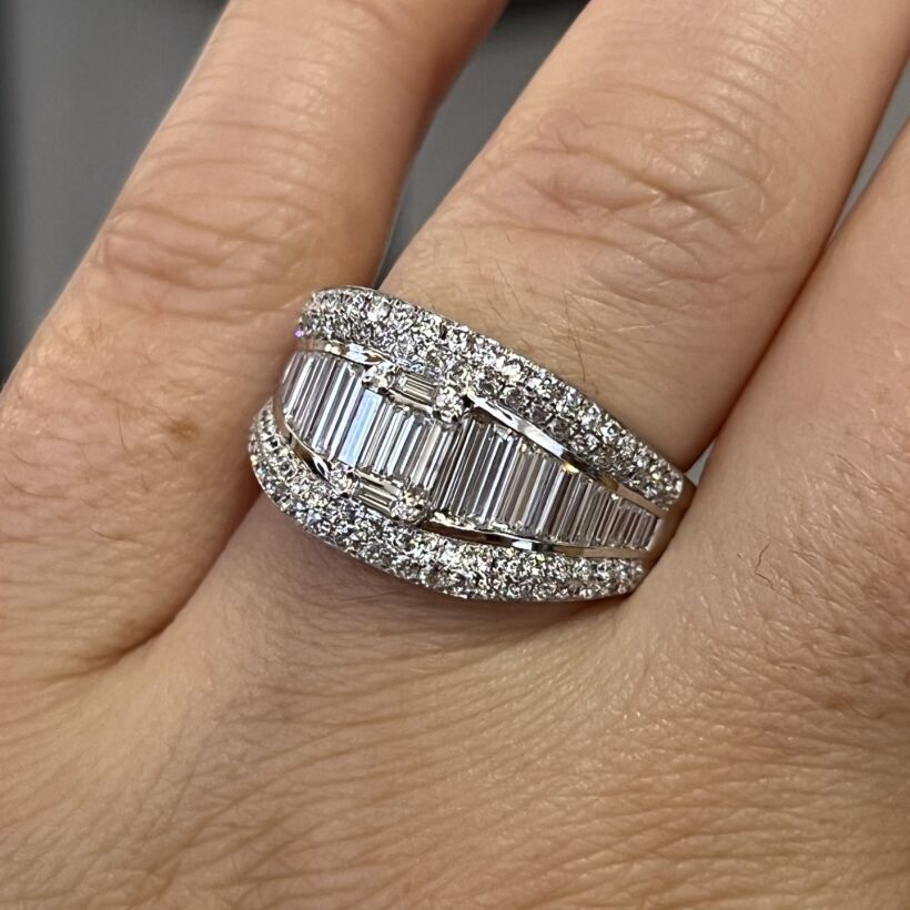 Bague en or blanc, diamants de taille baguette et diamants