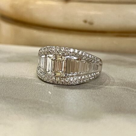 Bague en or blanc, diamants de taille baguette et diamants