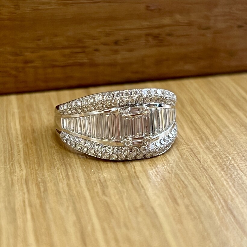 Bague en or blanc, diamants de taille baguette et diamants