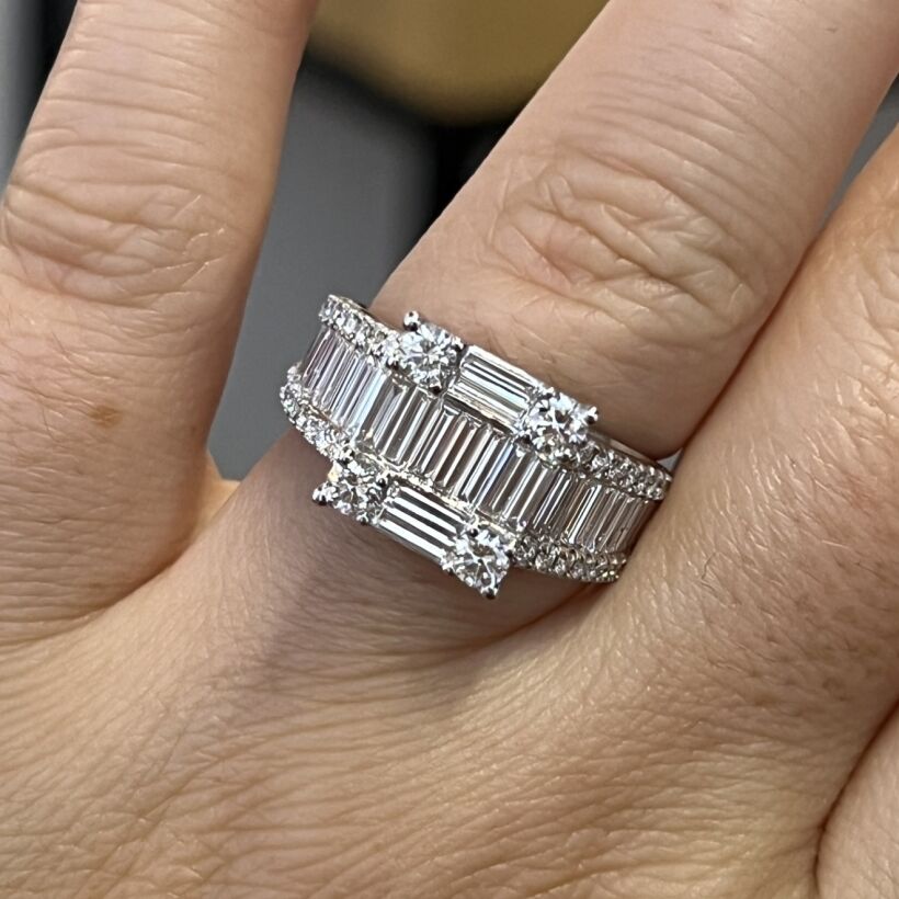 Bague Héritage en or blanc, diamants de taille baguette et diamants