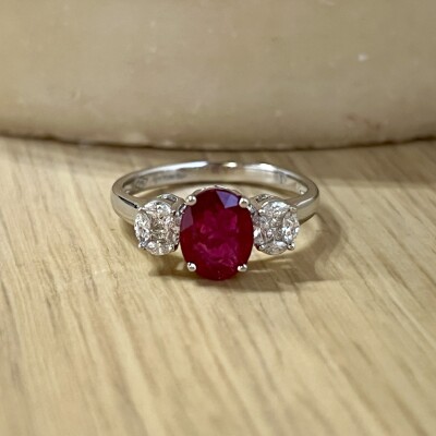 Bague Trilogie en or blanc, rubis de taille ovale de 1,70 carat, diamants de taille marquise et diamants