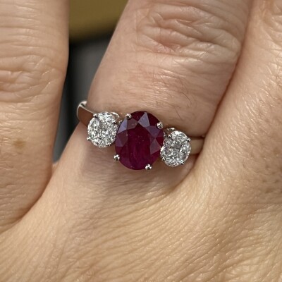 Bague Trilogie en or blanc, rubis de taille ovale de 1,70 carat, diamants de taille marquise et diamants