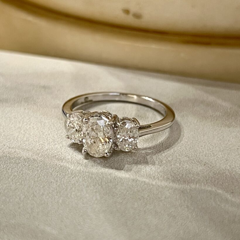 Bague Trilogie en or blanc, diamant de taille ovale de 0,75 carat et diamants de taille ovale